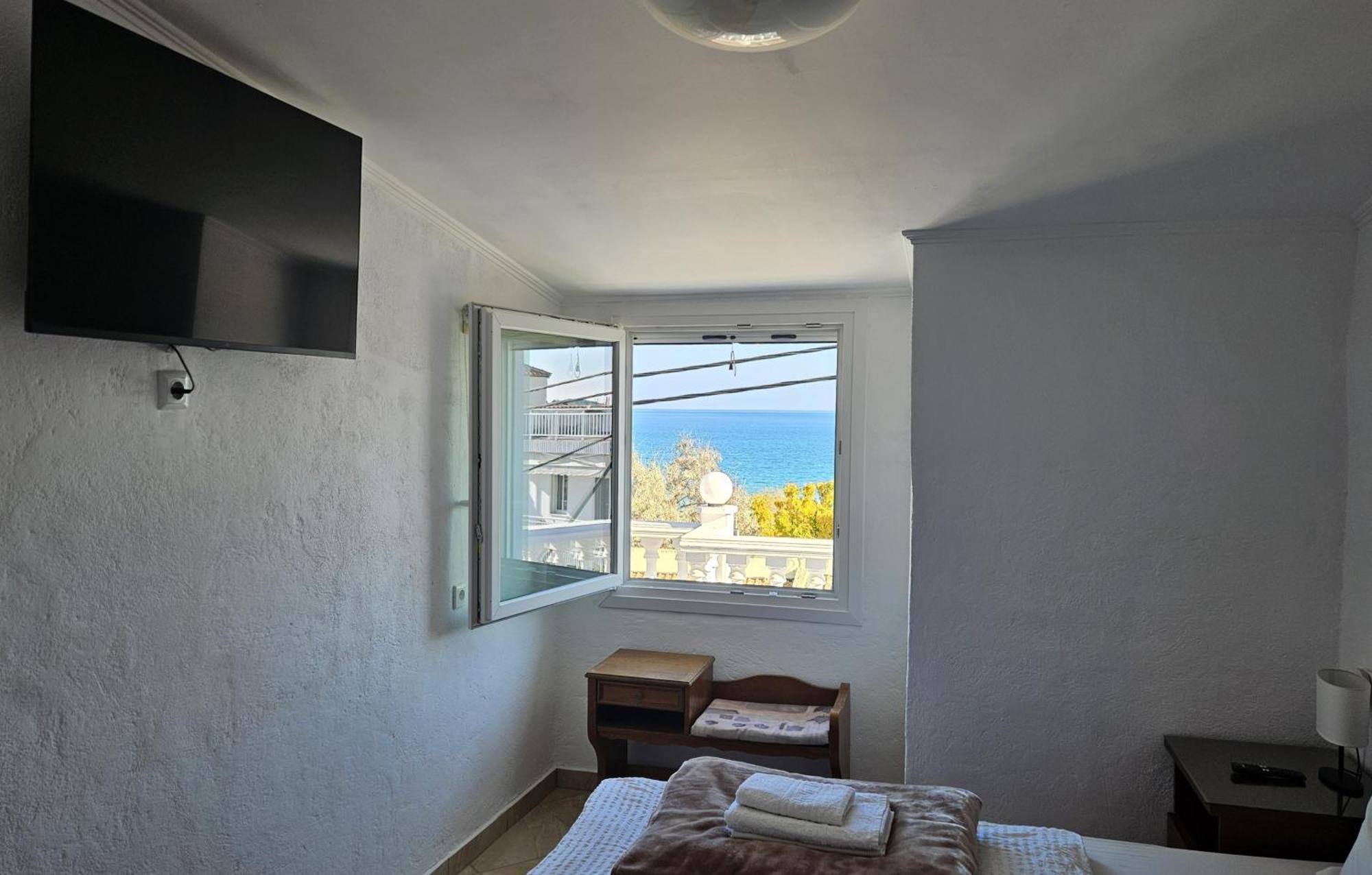 Leonidas Apartments Nea Peramos  Exterior photo